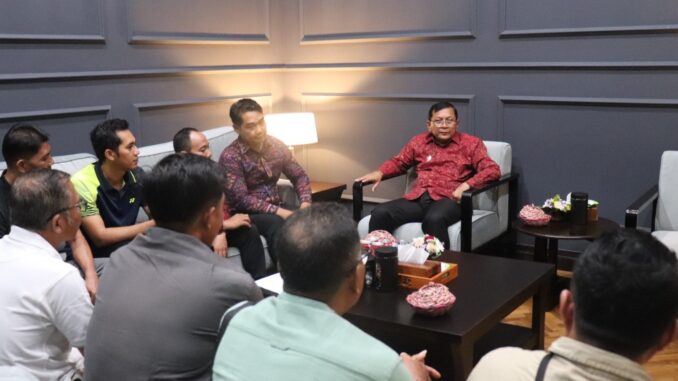 Bupati Buleleng saat menerima panitia Bupati Buleleng Cup 1 - IDT