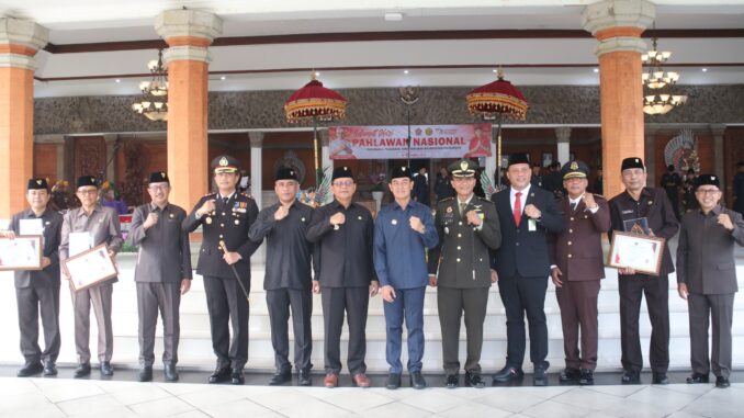 Bupati Buleleng berfoto bersama dengan jajaran Muspida dan pemenang lomba inovasi daerah 2025 - IST