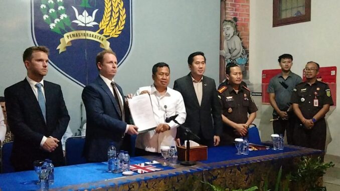 : Konferensi pers saat pemulangan dua narapidana asal Warga Negara Asing (WNA) Inggris, Lindsay June Sandiford serta Shahab Shahabadi di Lapas Kerobokan Kelas llA, Kabupaten Badung, Bali, Kamis (6/11) - IST