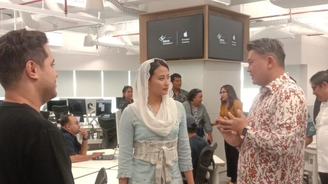 Wamendag Dyah Roro Esti meninjau fasilitas Apple Developer Academy, di Kuta, Bali, pada Jumat (21/11) sore - IST