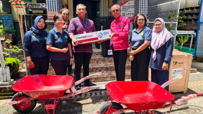 Penyerahan bantuan BRI untuk Kelompok Wanita Tani (KWT) Kota Pala yang berlokasi di Desa Dauh Peken, Kabupaten Tabanan. - IST