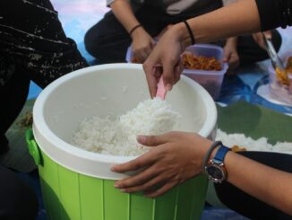 Ilustrasi budaya tolong-menolong dalam kehidupan sehari-hari di masyarakat (Foto: Adriel Prastyanto/Unsplash)