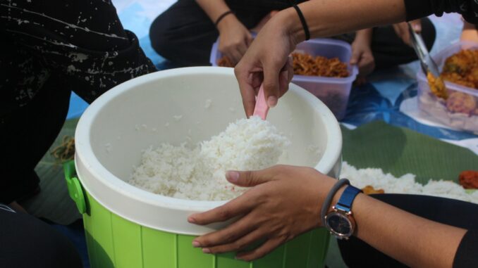 Ilustrasi budaya tolong-menolong dalam kehidupan sehari-hari di masyarakat (Foto: Adriel Prastyanto/Unsplash)