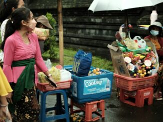 Ilustrasi orang Bali dalam aktivitas kultural. (Foto-foto: Aditya Nara/Unsplash)