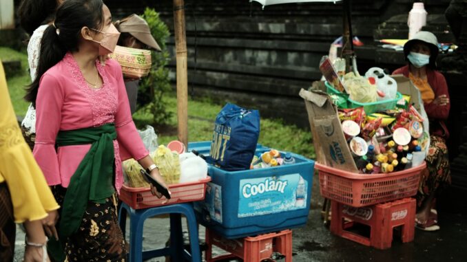 Ilustrasi orang Bali dalam aktivitas kultural. (Foto-foto: Aditya Nara/Unsplash)