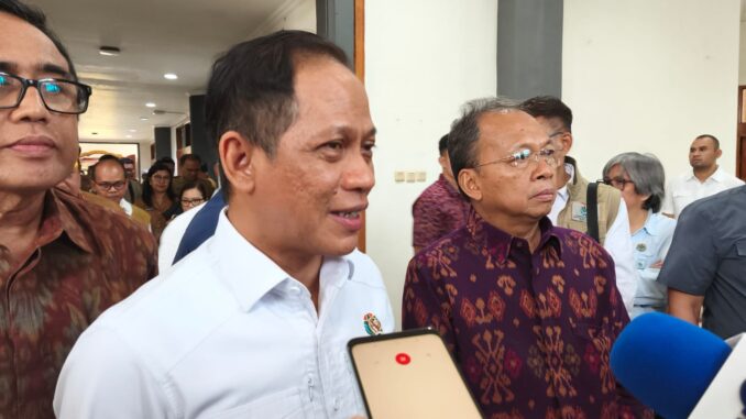 Menteri LH bersama Gubernur Bali Wayan Koster - IST