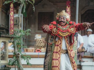 Ilustrasi pertunjukan tari dalam sebuah upacara adat di Bali. (Foto: Krisna Yuda/Unsplash.com).