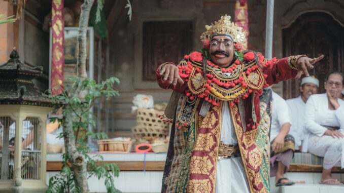 Ilustrasi pertunjukan tari dalam sebuah upacara adat di Bali. (Foto: Krisna Yuda/Unsplash.com).