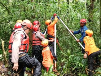 Evakuasi korban percoban bunuh diri- IST