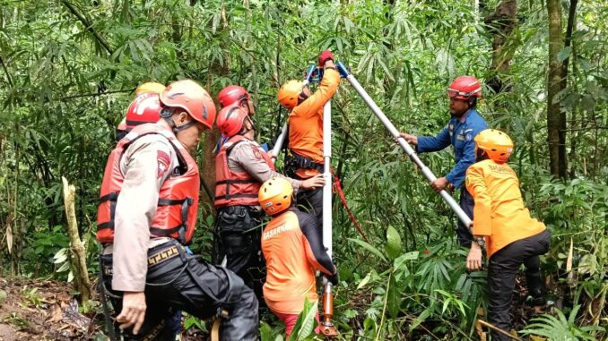 Evakuasi korban percoban bunuh diri- IST