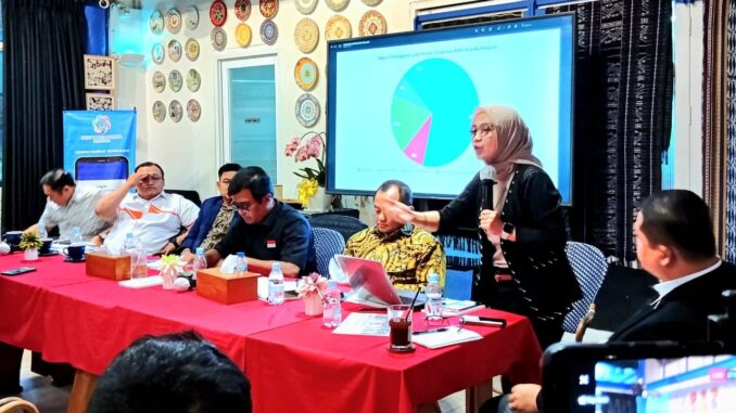 Direktur DEEP Indonesia yang juga Direktur Komunikasi Deep Intelligence Research (DIR), Neni Nur Hayati mempresentasikan riset tahunan berbasis artificial intelligence (AI) - IST