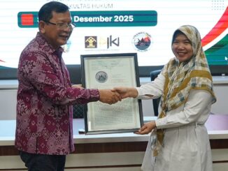 Bupati Buleleng I Nyoman Sutjidra menerima Sertifikat Indikasi Geografis (IG) Kopi Robusta Lemukih dalam kegiatan yang berlangsung di Fakultas Hukum Universitas Sebelas Maret (UNS) Surakarta, Senin (29/12) - IST