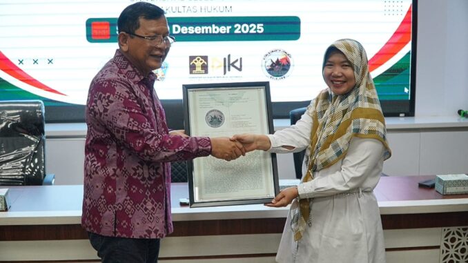 Bupati Buleleng I Nyoman Sutjidra menerima Sertifikat Indikasi Geografis (IG) Kopi Robusta Lemukih dalam kegiatan yang berlangsung di Fakultas Hukum Universitas Sebelas Maret (UNS) Surakarta, Senin (29/12) - IST