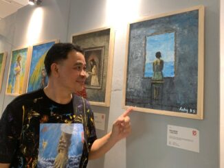 Ricky bersama lukisan “Frame by Promise hasil karyanya - IST