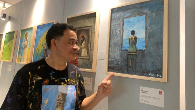 Ricky bersama lukisan “Frame by Promise hasil karyanya - IST