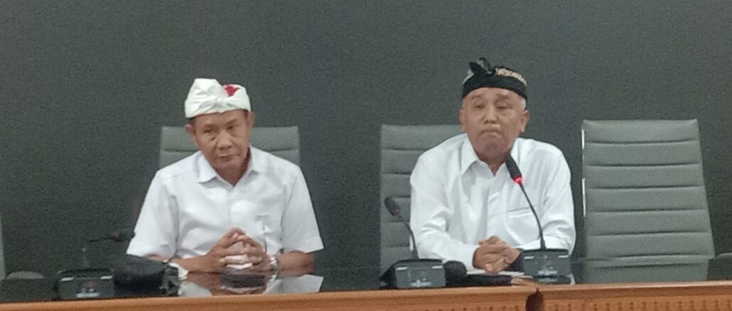 Ketua KPU Bali, I Dewa Agung Gede Lidartawan saat memberikan penjelasan mengenai kasus pembuangan sampah di KPU Badung - IST