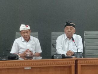 Ketua KPU Bali, I Dewa Agung Gede Lidartawan saat memberikan penjelasan mengenai kasus pembuangan sampah di KPU Badung - IST