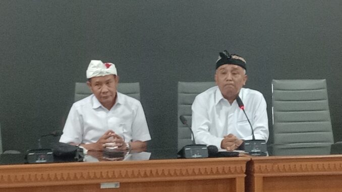 Ketua KPU Bali, I Dewa Agung Gede Lidartawan saat memberikan penjelasan mengenai kasus pembuangan sampah di KPU Badung - IST