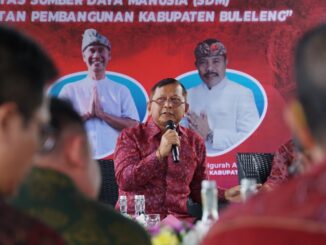 Bupati Sutjidra saat menjadi narasumber dalam acara diskusi akhir tahun Komunitas Jurnalis Buleleng di Krisna Beachstreet, Selasa (16/12) - IST