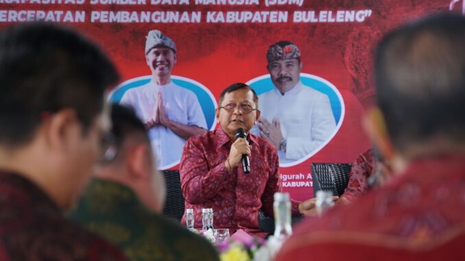 Bupati Sutjidra saat menjadi narasumber dalam acara diskusi akhir tahun Komunitas Jurnalis Buleleng di Krisna Beachstreet, Selasa (16/12) - IST