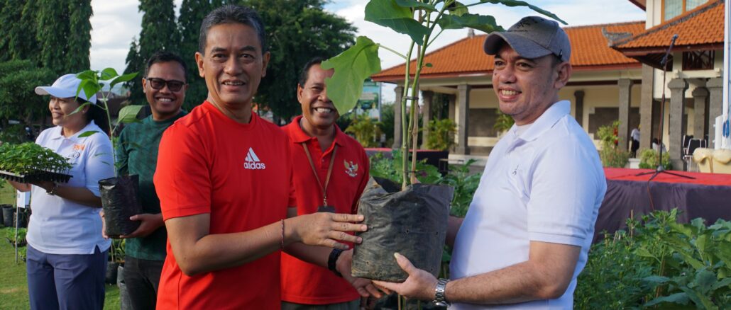 Saat Apel Krida pada Jumat pagi (5/12) Wakil Bupati Buleleng Gede Supriatna (kiri) membagikan bibit tanaman sayuran - IST