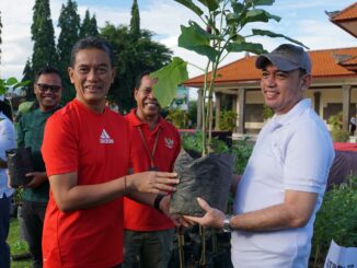 Saat Apel Krida pada Jumat pagi (5/12) Wakil Bupati Buleleng Gede Supriatna (kiri) membagikan bibit tanaman sayuran - IST