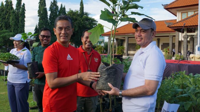 Saat Apel Krida pada Jumat pagi (5/12) Wakil Bupati Buleleng Gede Supriatna (kiri) membagikan bibit tanaman sayuran - IST