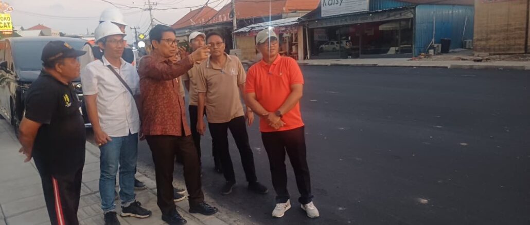 Bupati Wayan Adi Arnawa saat meninjau ruas jalan di wilayah Kabupaten Badung.