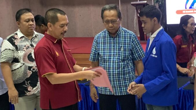 Rektor Institut Teknologi dan Bisnis (ITB) STIKOM Bali Dr. Dadang Hermawan (kiri) saat acara pelepasan mahasiswa peserta program magang di Jepang, Rabu (7/1/2026) - IST