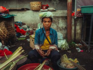 Pedagang kecil di sebuah pasar di Bali. (Foto: Matthew Stephenson/Unsplash)