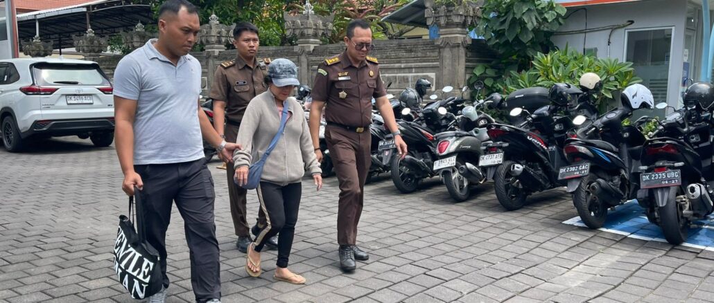 Terpidana kasus korupsi saat berada di Kejati Bali - IST