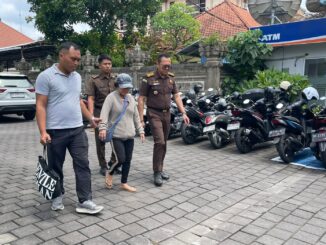 Terpidana kasus korupsi saat berada di Kejati Bali - IST