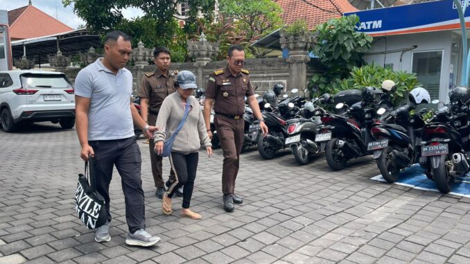 Terpidana kasus korupsi saat berada di Kejati Bali - IST