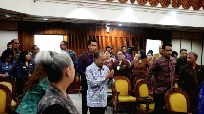 Gubernur Bali Wayan Koster saat tiba di DPRD Bali - IST