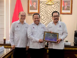 Rektor Dr. I Made Artana, S.Kom., M.M. diapit oleh Ketua PHRI Cok Ace (kanan) dan Sekretaris PHRI Perry Markus - IST