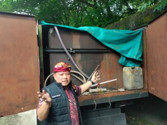 Direktur Reserse Kriminal Khusus (Dirreskrimsus) Polda Bali, Kombespol Teguh Widodo tunjukkan barang bukti - IST