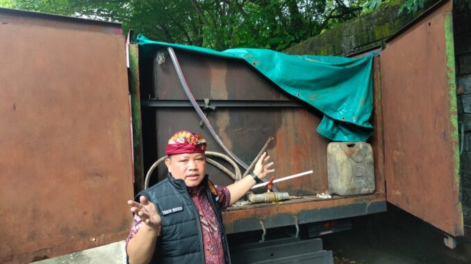 Direktur Reserse Kriminal Khusus (Dirreskrimsus) Polda Bali, Kombespol Teguh Widodo tunjukkan barang bukti - IST