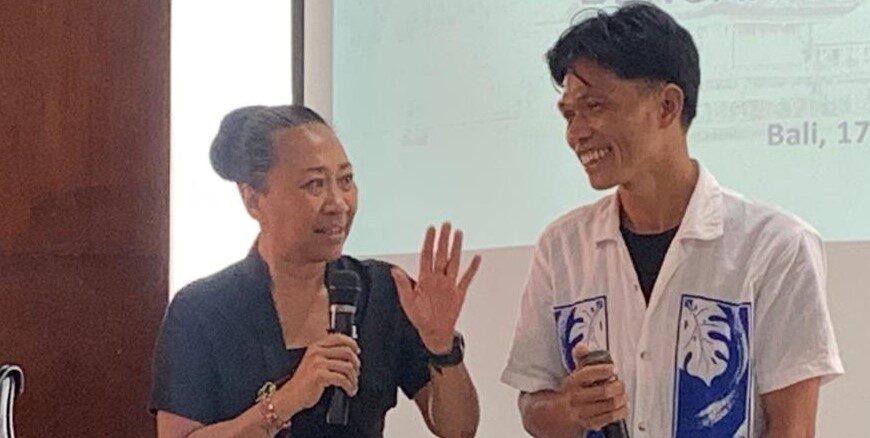 Anggota DPD RI Ni Luh Jelantik (kiri) bersama Nengah Setiawan, warga Petandakan, Buleleng - IST