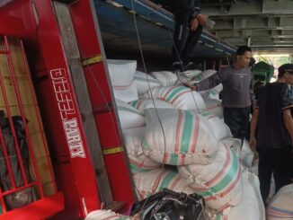 Truk terguling di atas kapal ferry di Padang Bai, Karangasem - IST