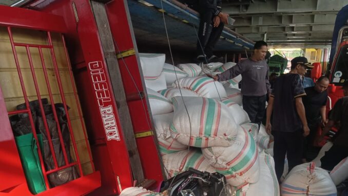 Truk terguling di atas kapal ferry di Padang Bai, Karangasem - IST