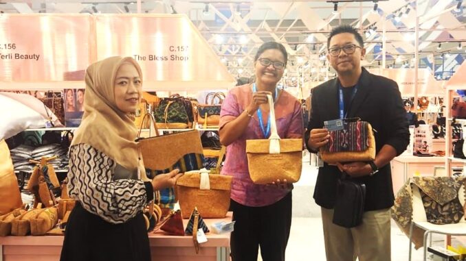 Serhalawan Meliza Fransisca menunjukkan hasil karyanya - IST