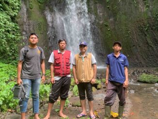 Observasi potensi alam Desa Pengejaran sebagai upaya untuk memetakan potensi dalam pengembangan wisata berkelanjutan. Foto dari kanan ke kiri: Bapak Kepala Dusun Pengejaran, Ketua Pengabdi Dr. Ir. I Kadek Merta Wijaya, S.T., M.Sc., Bapak Kepala Desa Pengejaran, dan anggota tim observasi foto dan video udara - IST