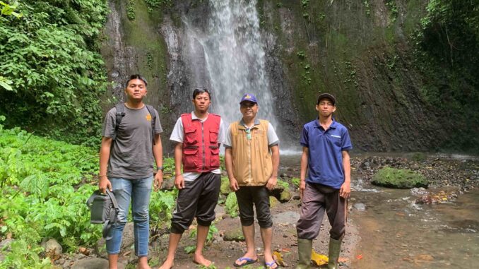 Observasi potensi alam Desa Pengejaran sebagai upaya untuk memetakan potensi dalam pengembangan wisata berkelanjutan. Foto dari kanan ke kiri: Bapak Kepala Dusun Pengejaran, Ketua Pengabdi Dr. Ir. I Kadek Merta Wijaya, S.T., M.Sc., Bapak Kepala Desa Pengejaran, dan anggota tim observasi foto dan video udara - IST