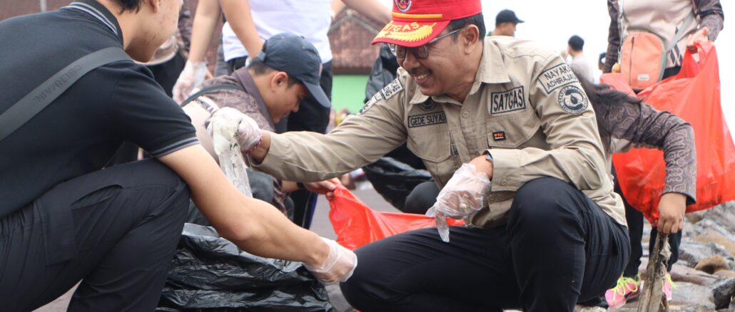 Gerakan Bakti Resik Serentak (Bares) serangkaian Hari Pramuka Dunia ke-169 dari Pantai Pengastulan, Kecamatan Seririt, Minggu (22/2).
