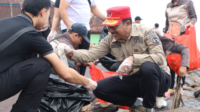 Gerakan Bakti Resik Serentak (Bares) serangkaian Hari Pramuka Dunia ke-169 dari Pantai Pengastulan, Kecamatan Seririt, Minggu (22/2).