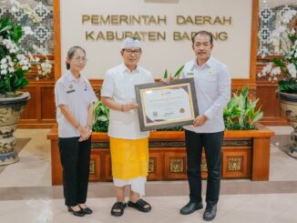 Bupati Adi Arnawa saat menerima penghargaan yang diraih 3 OPD di Pemkab Badung sebagai Wilayah Birokrasi Bersih dan Melayani dari KemenPAN-RB, Rabu (18/2). - IST