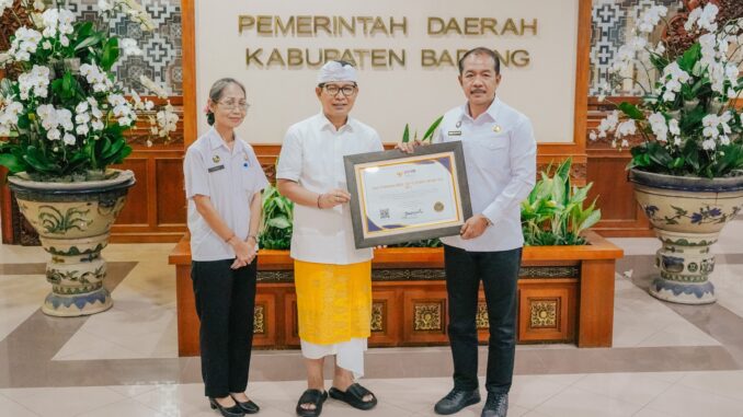 Bupati Adi Arnawa saat menerima penghargaan yang diraih 3 OPD di Pemkab Badung sebagai Wilayah Birokrasi Bersih dan Melayani dari KemenPAN-RB, Rabu (18/2). - IST