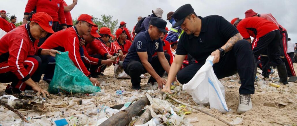 Wabup Bagus Alit Sucipta memimpin langsung kegiatan aksi bersih pantai di kawasan Pantai Kedonganan, Kecamatan Kuta, Jumat (13/2) - IST
