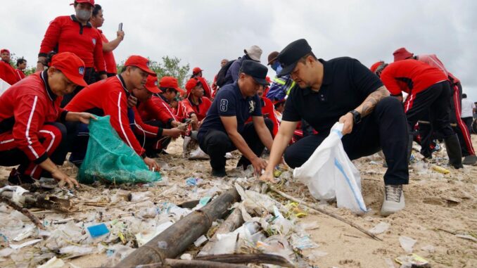Wabup Bagus Alit Sucipta memimpin langsung kegiatan aksi bersih pantai di kawasan Pantai Kedonganan, Kecamatan Kuta, Jumat (13/2) - IST