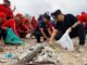 Wabup Bagus Alit Sucipta memimpin langsung kegiatan aksi bersih pantai di kawasan Pantai Kedonganan, Kecamatan Kuta, Jumat (13/2) - IST